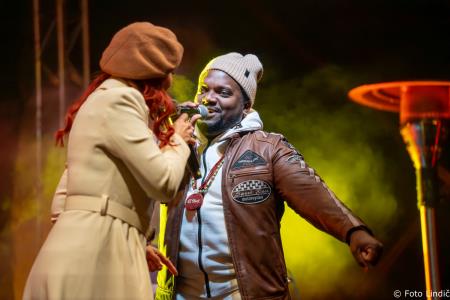 Temperamentna Tanja Žagar je razgrela kamniško publiko za najdaljšo noč v letu in silvestrovanje v centru Pravljičnega Kamnika (3)